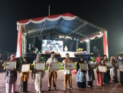 Apresiasi Program Stratifikasi Usaha Kesehatan Sekolah/Madrasah (UKS/M) Pj Bupati Bekasi Menyerahkan Piagam Penghargaan Kepada Sekolah Terbaik.