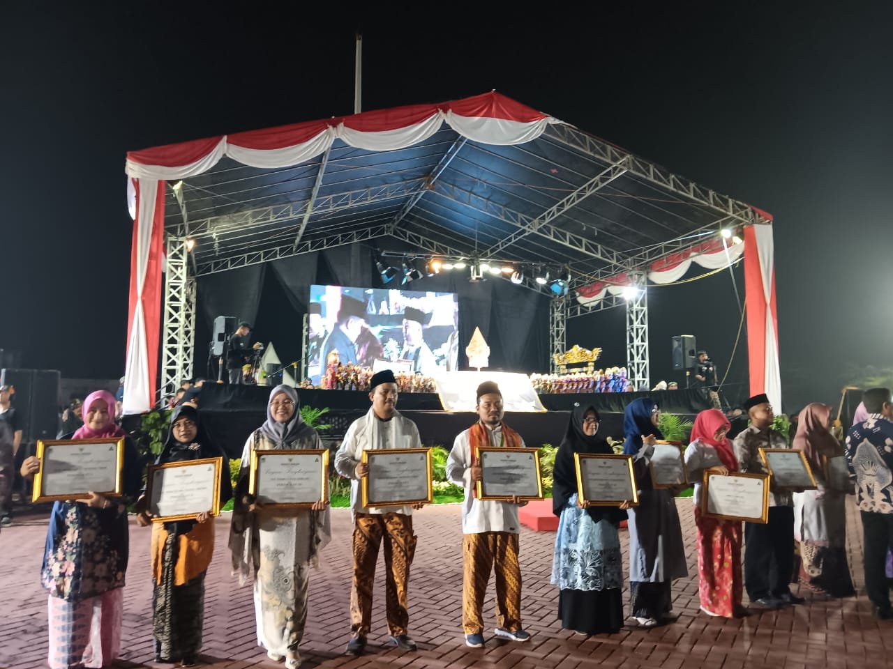Apresiasi Program Stratifikasi Usaha Kesehatan Sekolah/Madrasah (UKS/M) Pj Bupati Bekasi Menyerahkan Piagam Penghargaan Kepada Sekolah Terbaik.