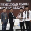 Pasangan Ade Kuswara Kunang-Asep Surya Atmaja Menjadi Pasangan Terakhir Yang Mendaftar Di KPUD Kabupaten Bekasi