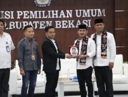 Pasangan Ade Kuswara Kunang-Asep Surya Atmaja Menjadi Pasangan Terakhir Yang Mendaftar Di KPUD Kabupaten Bekasi