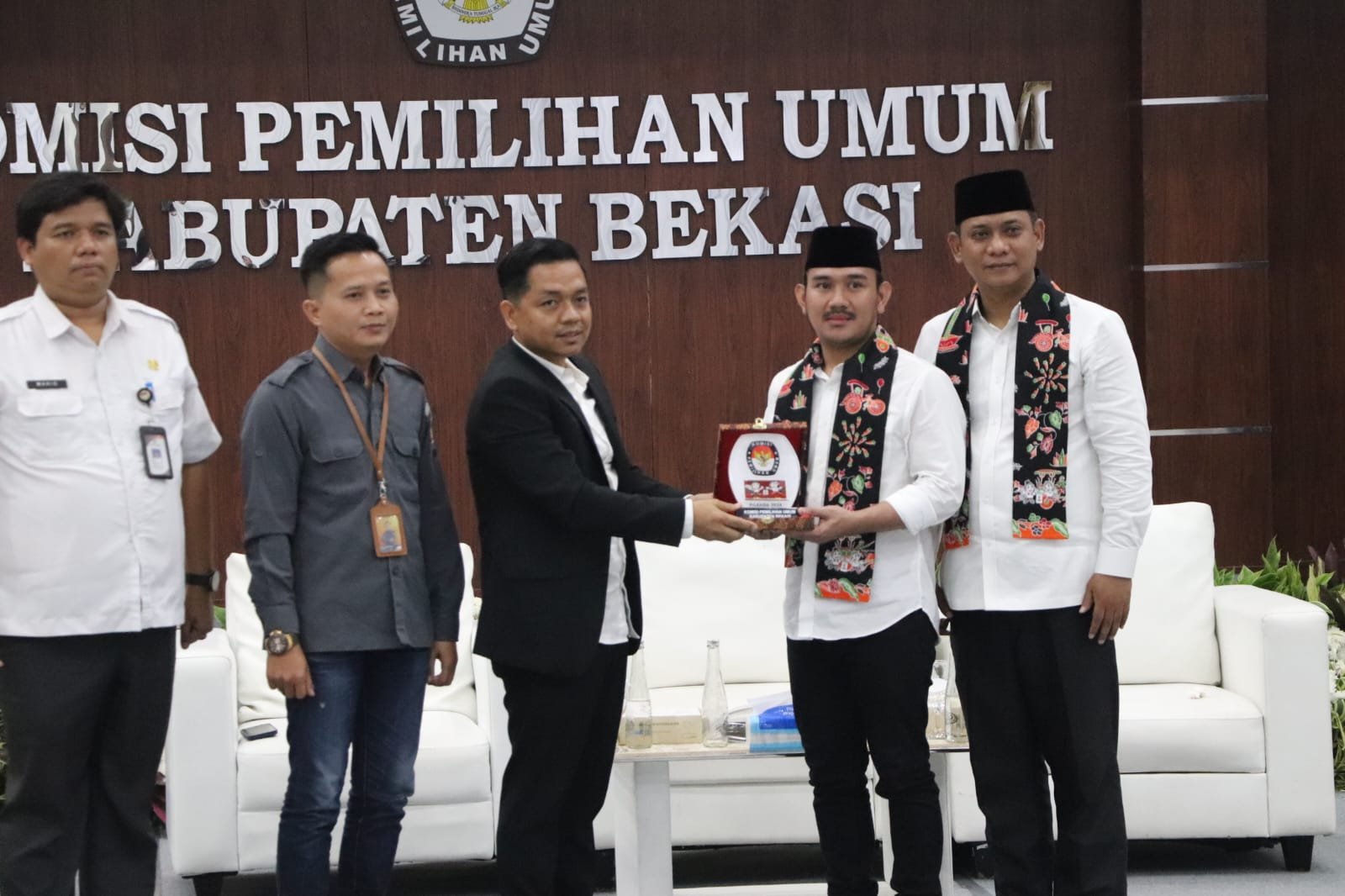 Pasangan Ade Kuswara Kunang-Asep Surya Atmaja Menjadi Pasangan Terakhir Yang Mendaftar Di KPUD Kabupaten Bekasi