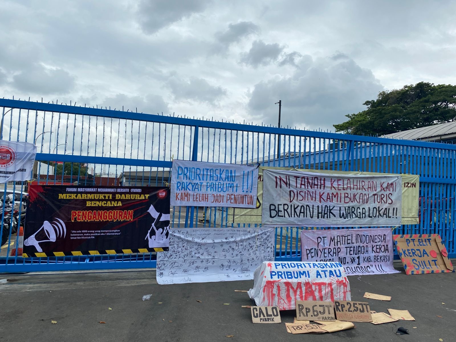 ‘Kami Butuh Kerja di Kampung Sendiri’, Warga Cikarang Demo PT. Mattel