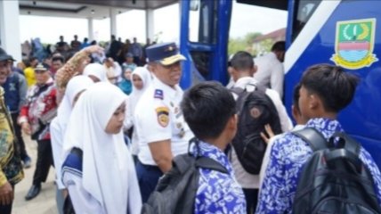 Kabar Baik! Pelajar Muaragembong Kini Dapat Fasilitas Bus Sekolah Gratis