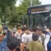 Sopir Angkot vs BisKita: Persaingan Jalur di Pasar Bantargebang Memanas!