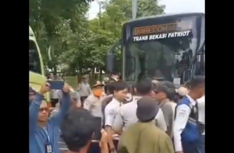 Sopir Angkot vs BisKita: Persaingan Jalur di Pasar Bantargebang Memanas!