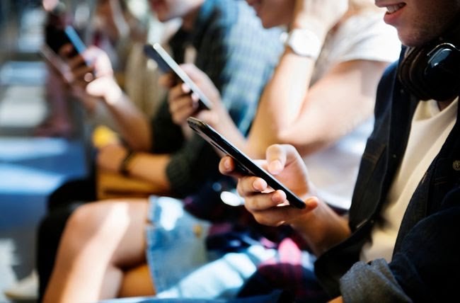 Riset Terbaru: Kebiasaan Gen Z dan Milenial dengan Ponsel, Sudah Berapa Kali Hari Ini?
