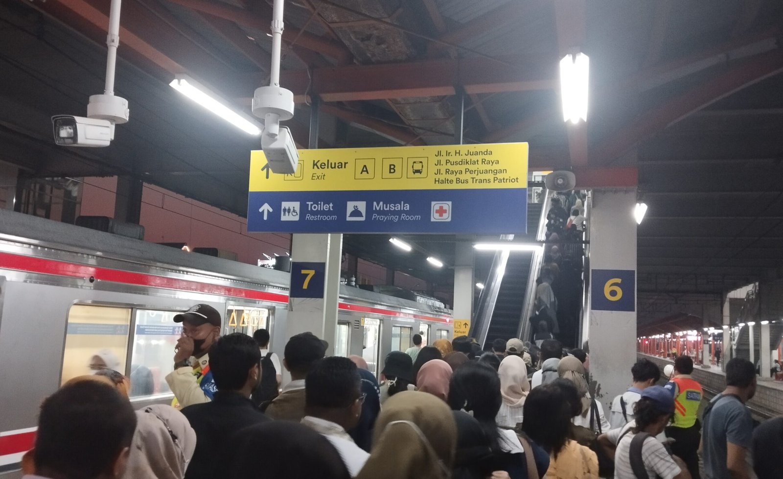Penumpang KRL Keluhkan Jadwal Baru GAPeKa 2025, Stasiun Bekasi Makin Sesak