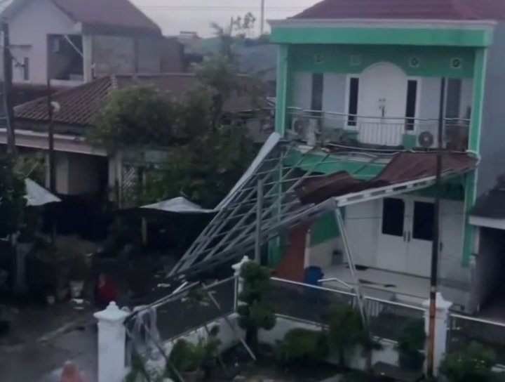 Angin Puting Beliung Terjang Kabupaten Bekasi, Rumah Rusak dan Pohon Tumbang