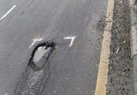 Hati-hati! Jalan Pantura Kedungwaringin Berubah Jadi ‘Jebakan Batman’