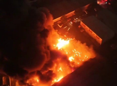 Diduga Trafo Meledak, Gudang di Tambun Bekasi Hangus Terbakar
