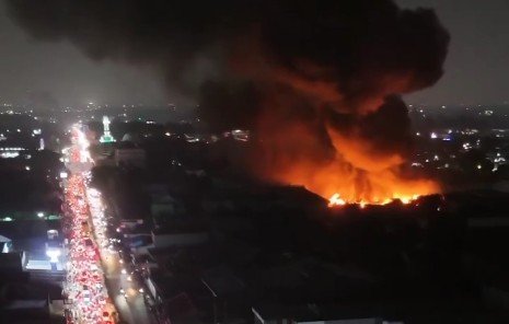 Kebakaran Gudang di Tambun Bekasi, Api Melalap Dua Blok dan Empat Mobil