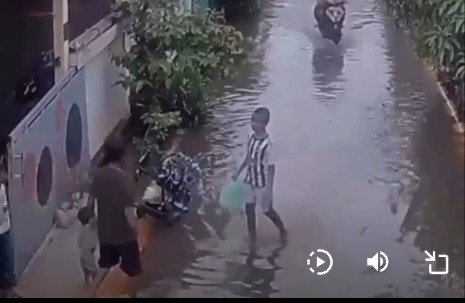 Viral! Seorang Ayah di Bekasi Tega Lempar Anak ke Kubangan Air