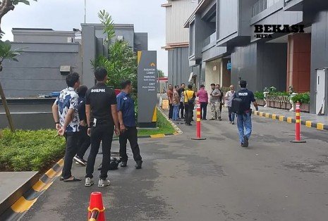 Tragis! Dua Pekerja Pembersih Kaca Jatuh dari Lantai 8 Pakuwon Mall Bekasi