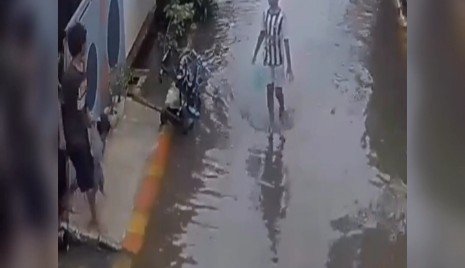 Viral! Pria di Bekasi Lempar Balita ke Jalan Saat Banjir, Kini Jadi Tersangka