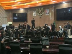 Demonstran Rusak Fasilitas DPRD Kota Bekasi Saat Aksi Tolak UU TNI