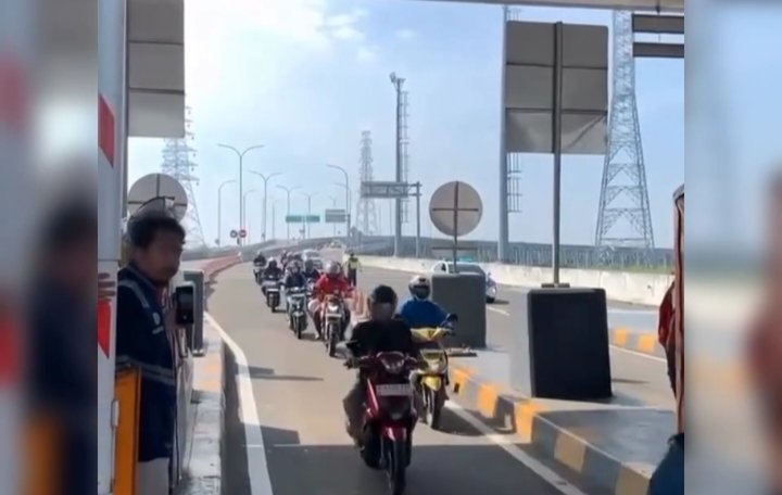 Banjir Lumpuhkan Jalanan Tambun, Polisi Buka Tol untuk Pengendara Motor!