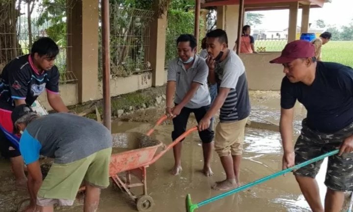 Air Banjir Surut, Warga Kabupaten Bekasi Mulai Berbenah Bersihkan Lumpur