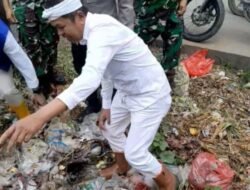 Gubernur Jabar Langsung Turun ke Selokan! Dedi Mulyadi Bersihkan Pasar Babelan