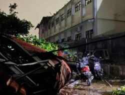 Diterjang Angin Kencang, Tower di Cikarang Barat Roboh dan Hancurkan Rumah Warga