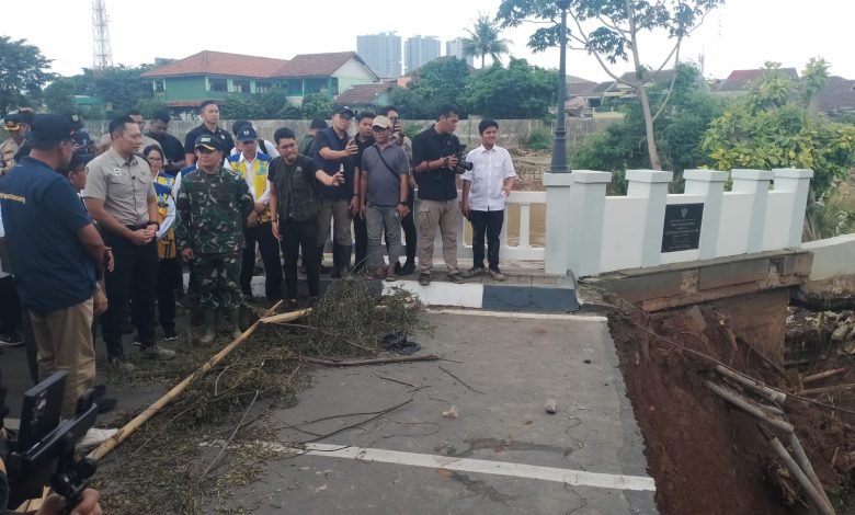Jembatan Kemang Pratama Putus, AHY Pastikan TNI AD Bangun Jembatan Darurat