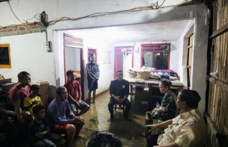Ramadan di Tengah Banjir, Prabowo Datang dan Buka Bareng Warga Babelan