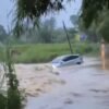 Viral! Nekat Terobos Banjir, Mobil SUV di Kabupaten Bekasi Terseret Arus!