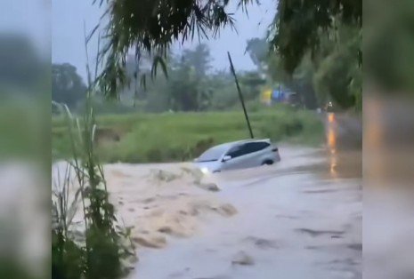 Viral! Nekat Terobos Banjir, Mobil SUV di Kabupaten Bekasi Terseret Arus!