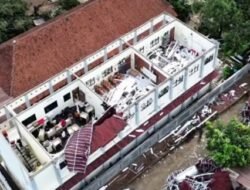 Puting Beliung Rusak SDN Telajung 04 Cikarang Barat, Siswa Terpaksa Belajar dari Rumah