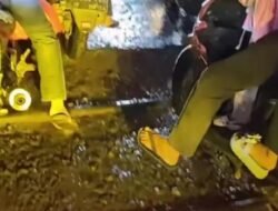 Hati-Hati! Jalan di Perlintasan Kereta Cikarang Rusak dan Licin, Rawan Kecelakaan