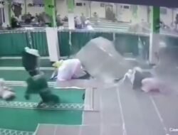 Plafon Masjid Ambruk Saat Itikaf di Babelan, Jemaah Panik Berhamburan