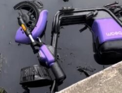 Ngebut Pakai Sepeda Listrik, Dua Anak di Babelan Tabrak Mobil Parkir