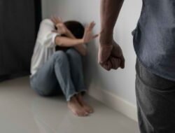 Gara-Gara Selingkuh, Pria di Cikarang Aniaya Pacarnya hingga Ditodong Gunting