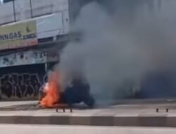 Bajaj Pemudik Terbakar di Jalan Pantura Cikarang, Diduga Akibat Korsleting Listrik