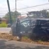 Xpander Tabrak Tiang Lampu di Kalimalang, Penumpang Selamat, Mobil Ringsek