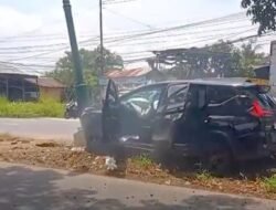 Xpander Tabrak Tiang Lampu di Kalimalang, Penumpang Selamat, Mobil Ringsek