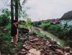 Gerak Cepat, Kades Ciantra Cikarang Pakai Alat Sendiri Demi Atasi Banjir di Perumahan Bekasi
