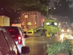 Macet Parah, Truk Kontainer Tabrak Pembatas Jalan di Pantura Tambun