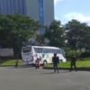 Bus Pariwisata Ngacir Usai Serempet Motor di Cikarang, Sopir Kabur Tinggalkan Kendaraan