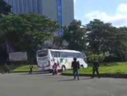 Bus Pariwisata Ngacir Usai Serempet Motor di Cikarang, Sopir Kabur Tinggalkan Kendaraan