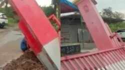 Gapura Roboh di Cikarang Utara Diduga Akibat Galian Pipa, Warga Minta Perbaikan Segera