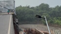 Besi Ambruk Usai Longsor, Jembatan Cipamingkis Ditutup Sementara