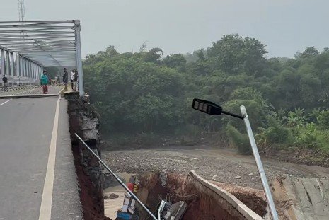 Besi Ambruk Usai Longsor, Jembatan Cipamingkis Ditutup Sementara