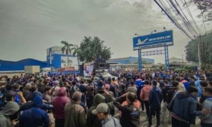 Ratusan Karyawan PT Multistrada Di-PHK Mendadak, Buruh Geruduk Pabrik di Cikarang
