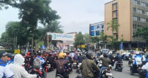 Ribuan Buruh Kumpul di Cikarang, Tuntut Kenaikan Upah & Pengesahan RUU Ketenagakerjaan
