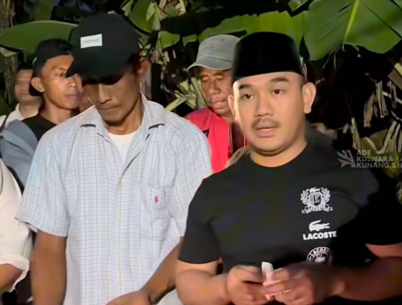 Bupati Bekasi Ade Kuswara Kunang melihat dari dekat situasi banjir rob yang melanda warga di Kecamatan Muaragembong.