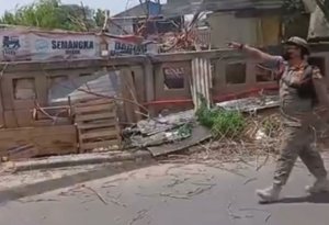 Puluhan bangunan liar di bantaran Sungai Kalimalang ditertibkan.