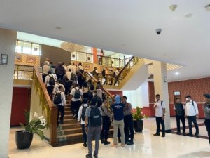 Puluhan penyidik KPK lakukan penggeledahan di Kantor Bupati Bekasi.