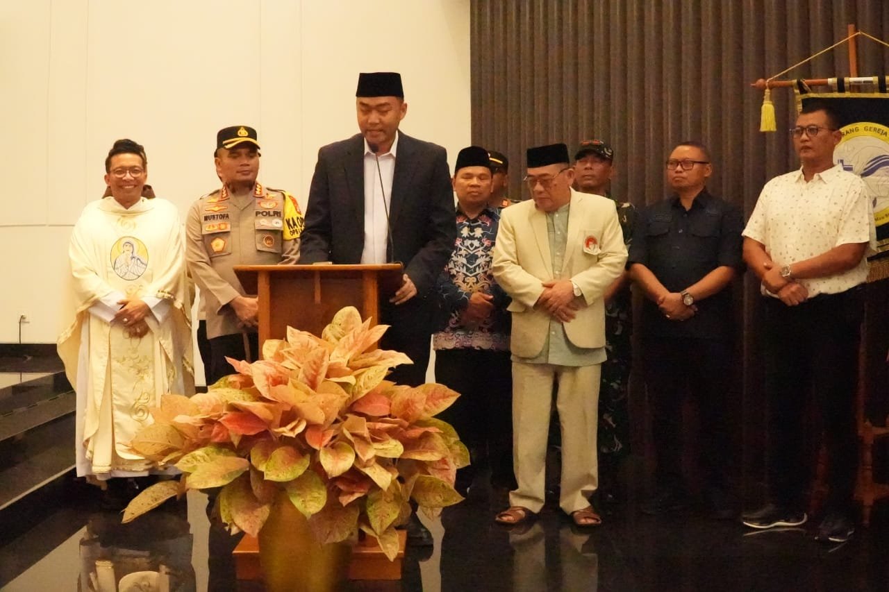 Staf Khusus Menteri Agama RI, Gugun Gumilar, menghadiri perayaan Natal bersama umat Kristiani di Gereja Katolik Paroki Bunda Teresa Cikarang, Selasa (24/12) malam.