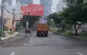 Pemerintah Kabupaten Bekasi menjadikan peningkatan dan perbaikan infrastruktur jalan sebagai salah satu prioritas utama pada tahun 2025.