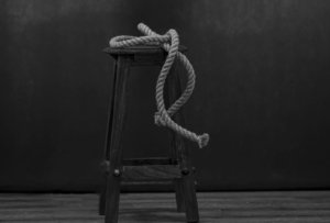 Polisi melakukan olah tempat kejadian perkara di sebuah kontrakan di Cibarusah, Kabupaten Bekasi, tempat seorang pria berinisial HAN (23) ditemukan meninggal dunia.